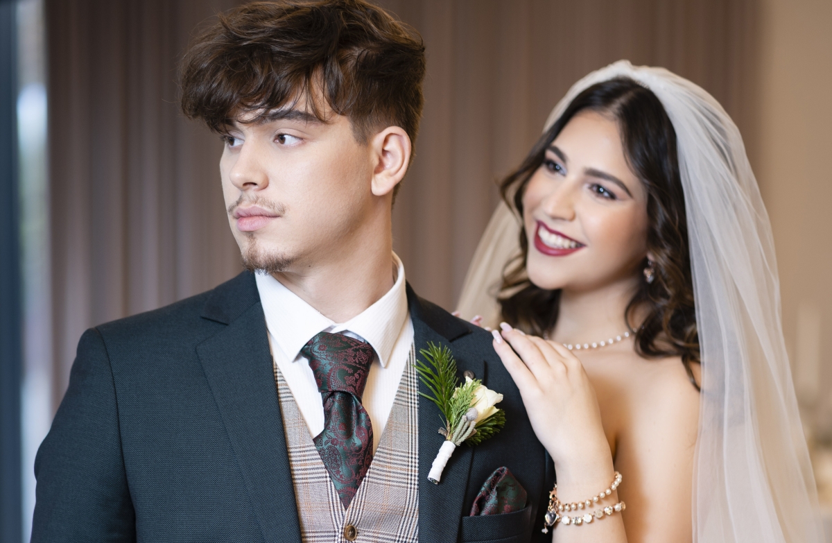 Karácsonyi esküvő - vőlegény öltöny, smink és haj