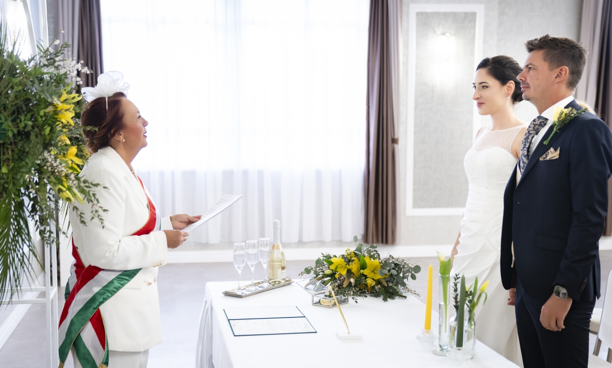 Pintér Andrea szertartásvezető