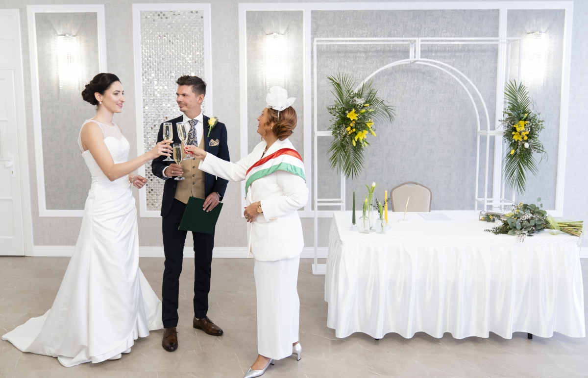 Pintér Andrea szertartásvezető