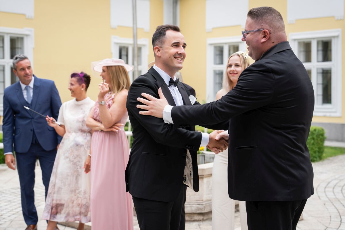 Palóczki Tamás ceremóniamester fogadja a vőlegényt